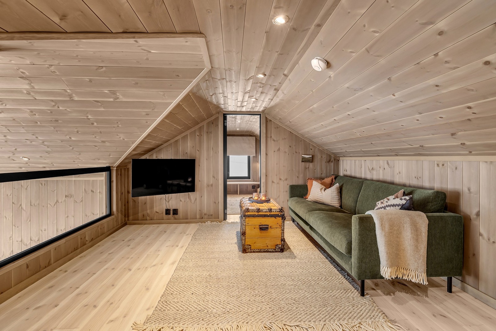 Fra gangen leder trappen opp til en innholdsrik hems som gir boligen et ekstra oppholdsrom og ytterligere soveplasser. Her er det 38 kvm gulvareal. Galleribilde