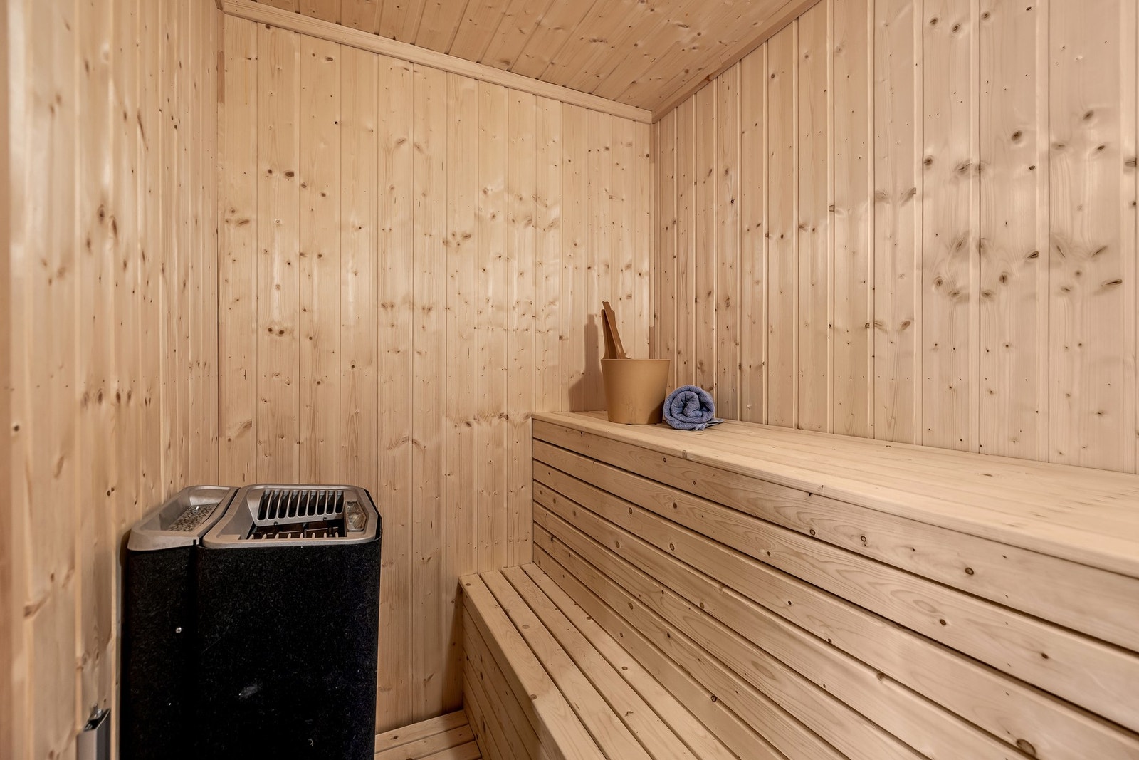 I tillegg har badet badstue med plassbygde benker og elektrisk badstuovn. Galleribilde