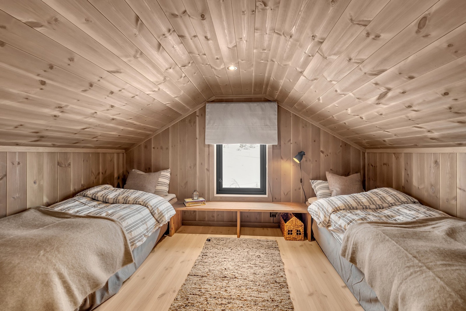 Det andre soverommet er i dag innredet med to enkeltsenger, og gir fleksible muligheter for alternativ møblering etter behov. Galleribilde