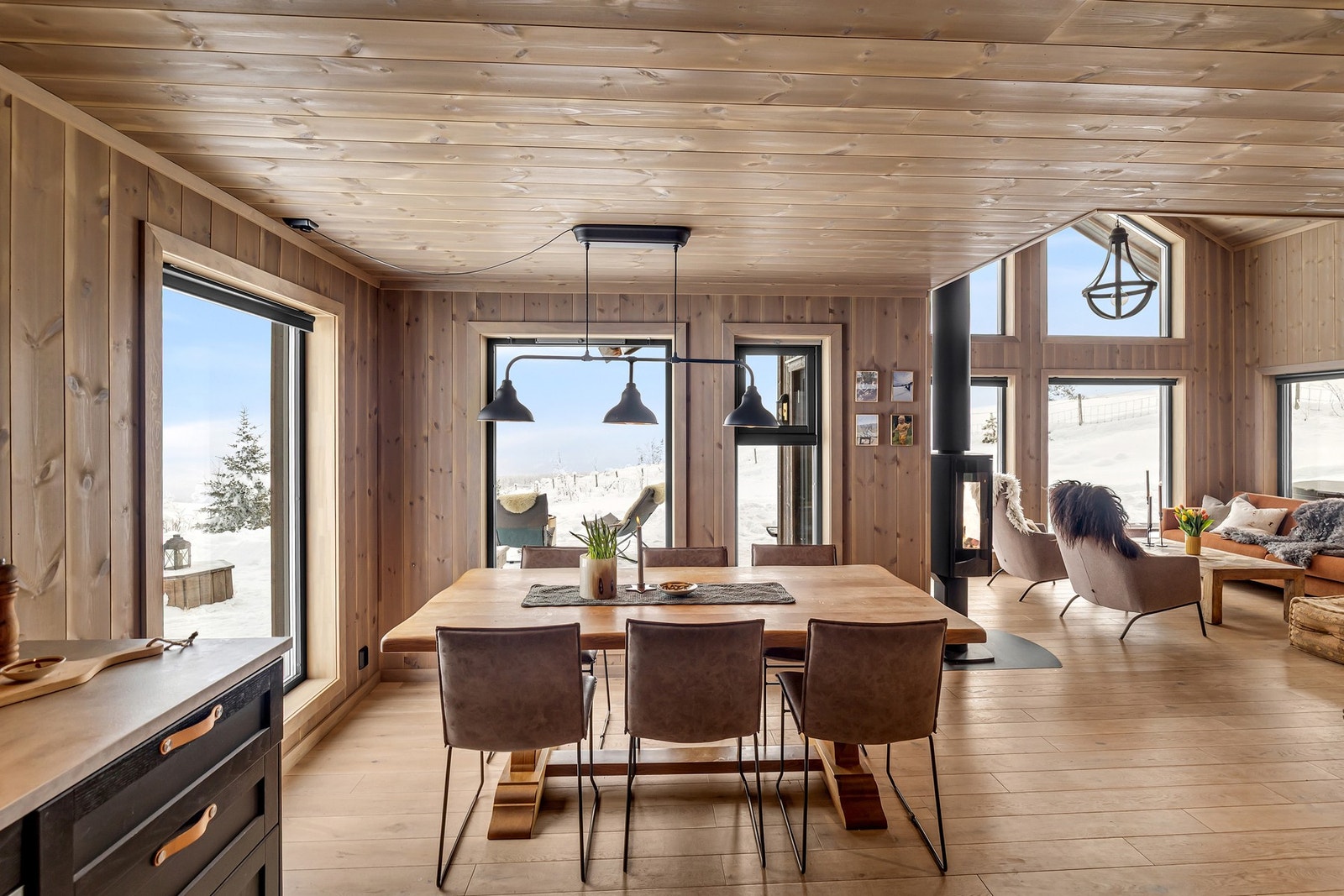 Kjøkkenområdet er romslig og har rikelig med plass til et stort og sosialt spisebord, hvor familie og venner kan samles til hyggelige måltider og gode samtaler. Galleribilde