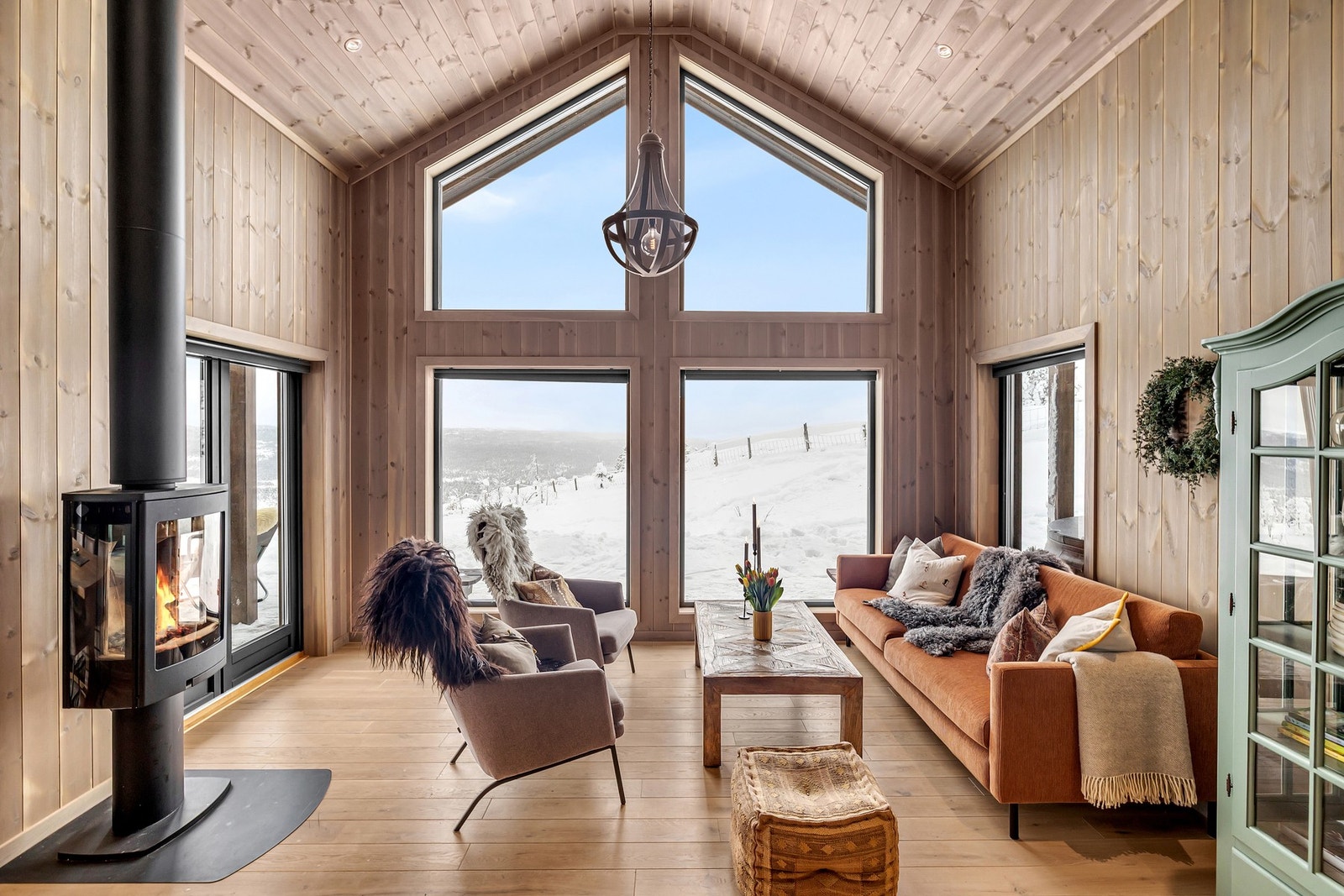 Stuen er romslig og lys, med store vindusflater med 3-lags isolerglass som gir rikelig med naturlig lysinnslipp. Galleribilde