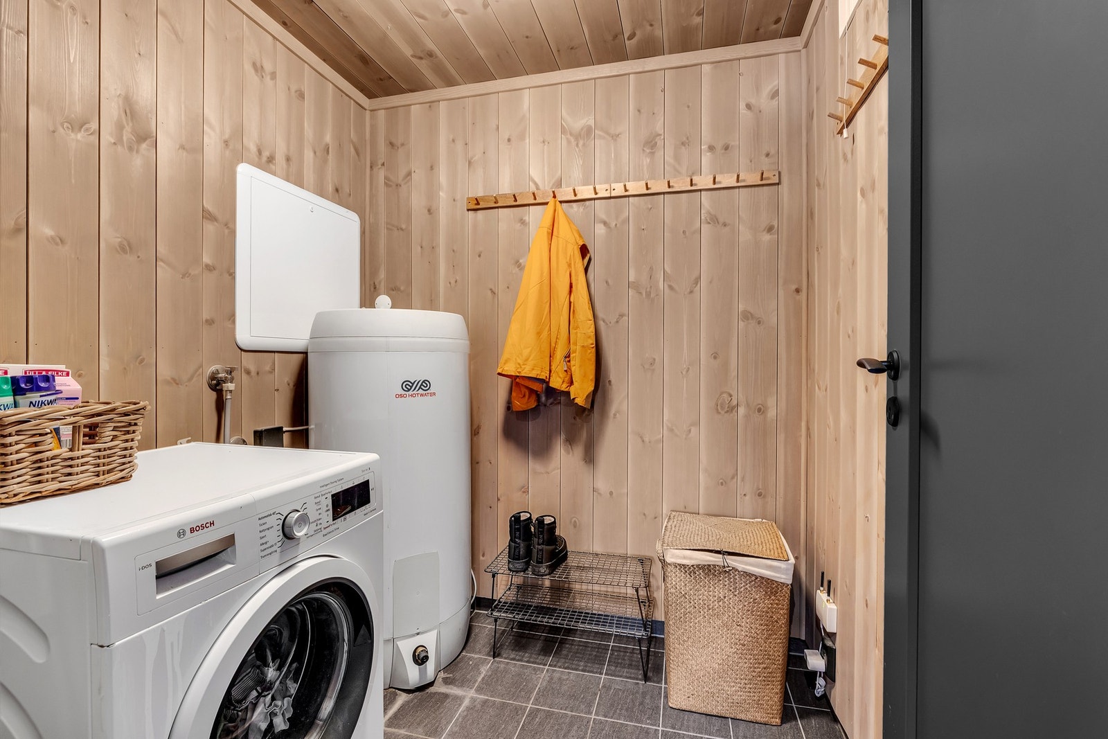 Videre finnes et eget vaskerom/teknisk rom med varmtvannsbereder og gode oppbevaringsmuligheter. Galleribilde