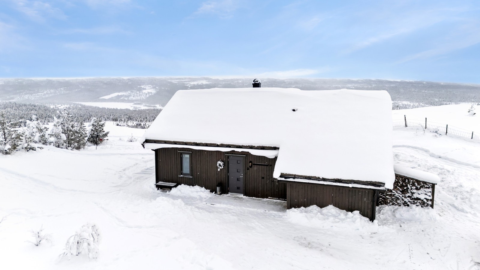 Vardebugen 21 har en særdeles attraktiv og høytliggende beliggenhet i Nesbyen kommune, ca. 1000 moh., blant de høyest beliggende hyttene i området. Galleribilde