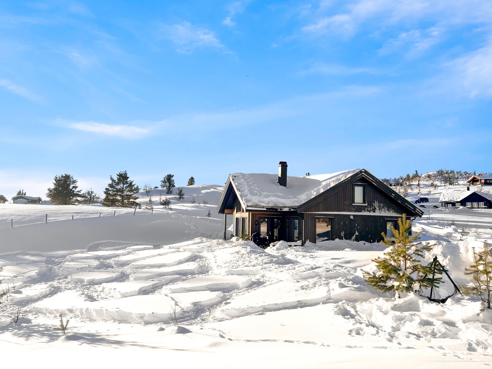 Dette er en eiendom for deg som ønsker en sjeldent luftig og usjenert beliggenhet, storslått utsikt og umiddelbar nærhet til ekte fjellnatur - sommer som vinter Galleribilde