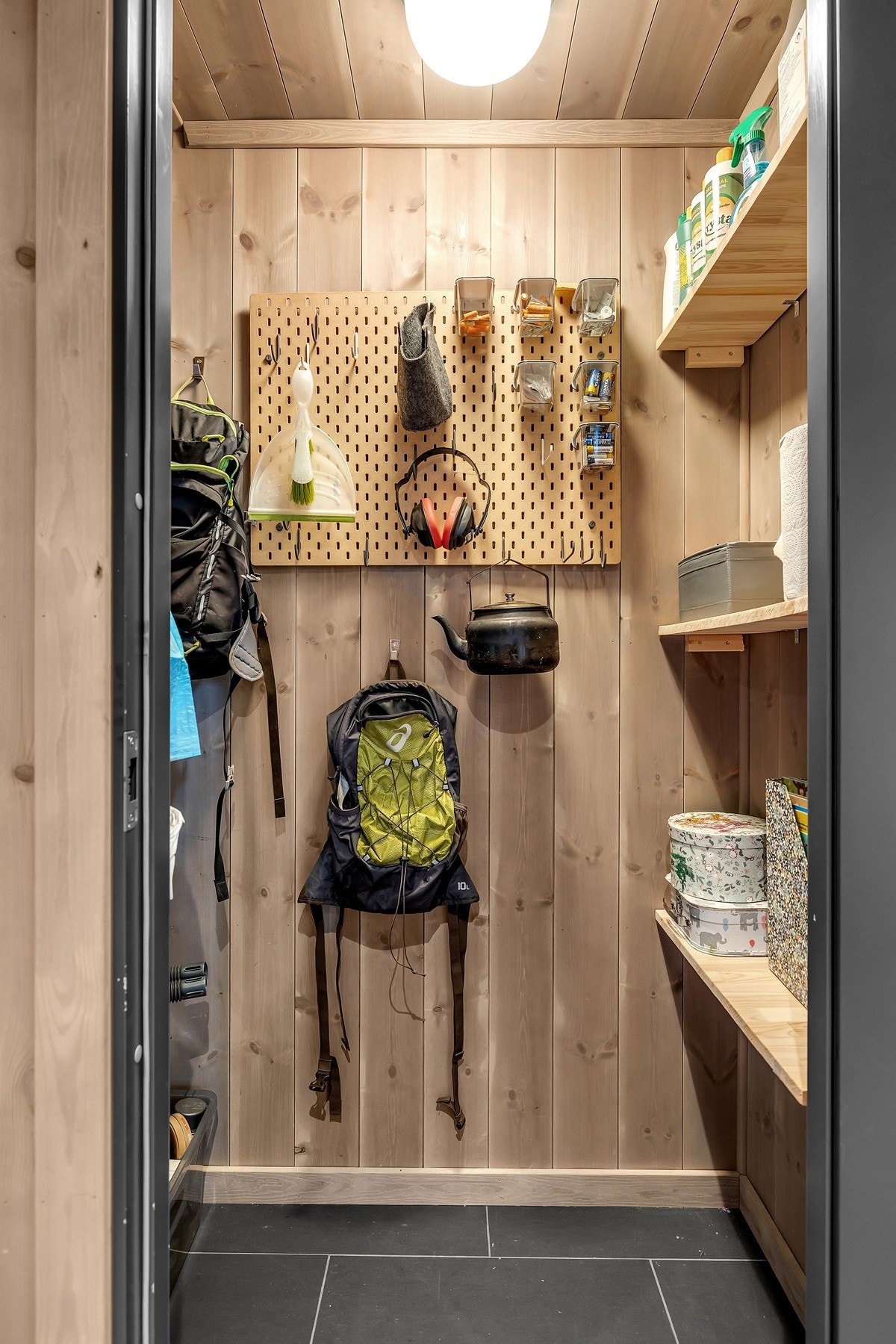 Hytten byr på gode lagringsmuligheter. Galleribilde