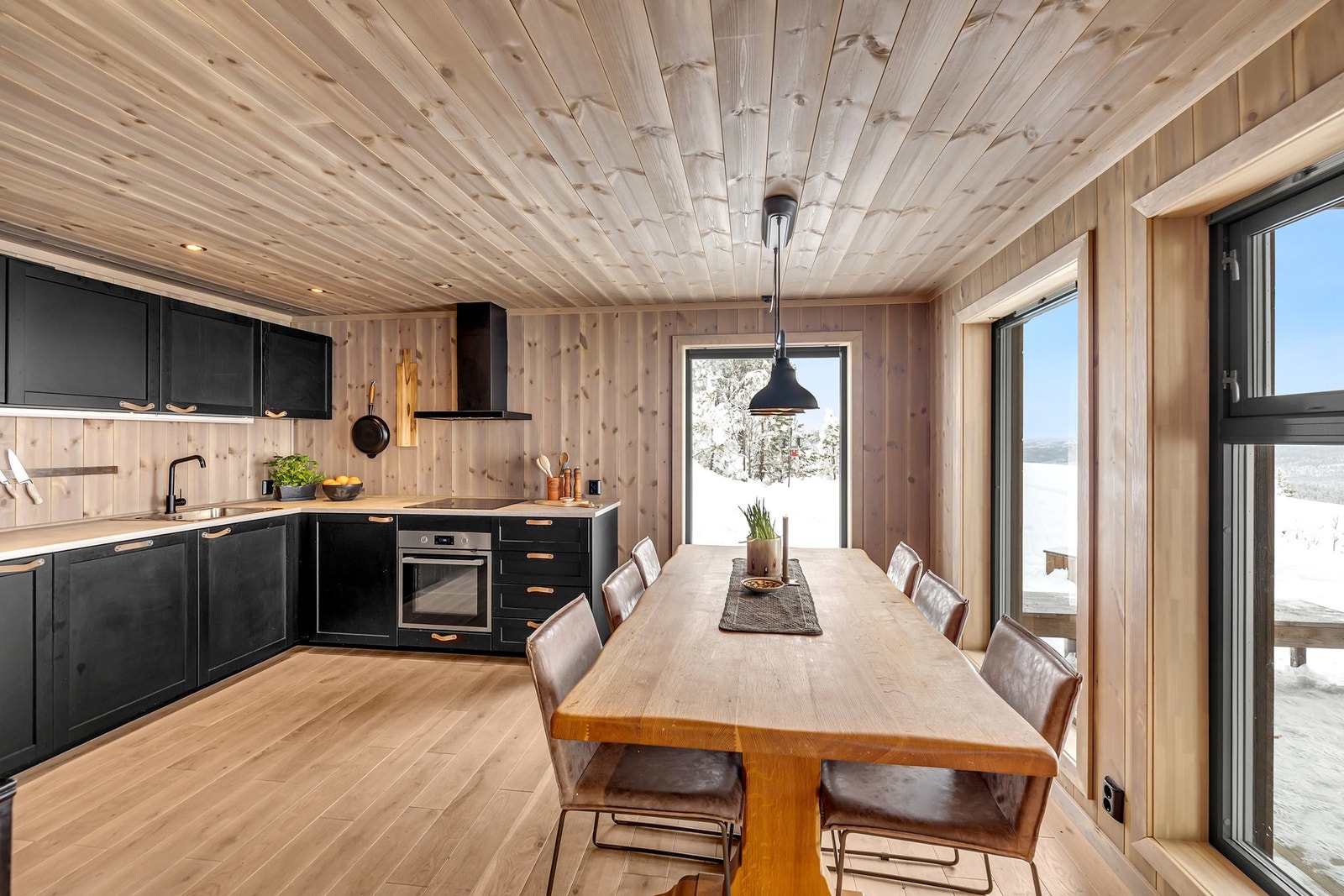 Innredningen er fra IKEA og utført i en mørk og stilren utførelse som gir en elegant kontrast til de øvrige lyse overflatene i hytta. Galleribilde