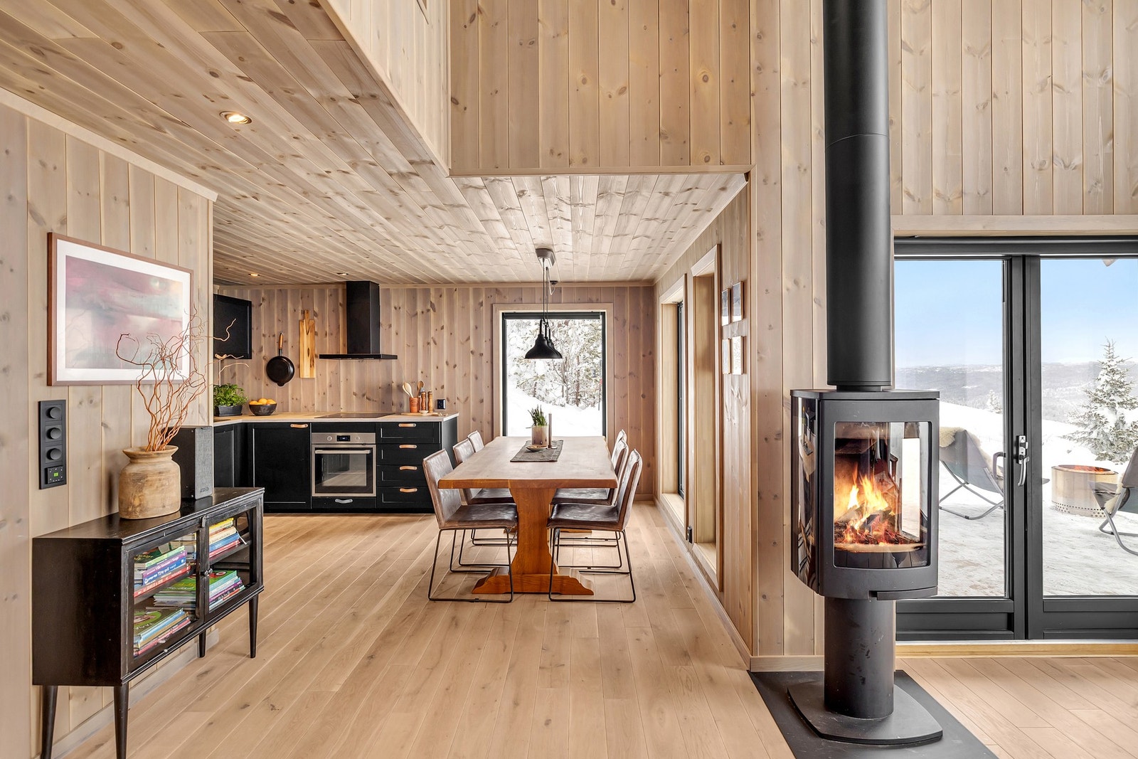 Kjøkkenet ligger i åpen løsning mot stuen, noe som skaper en sosial og luftig romfølelse. Galleribilde