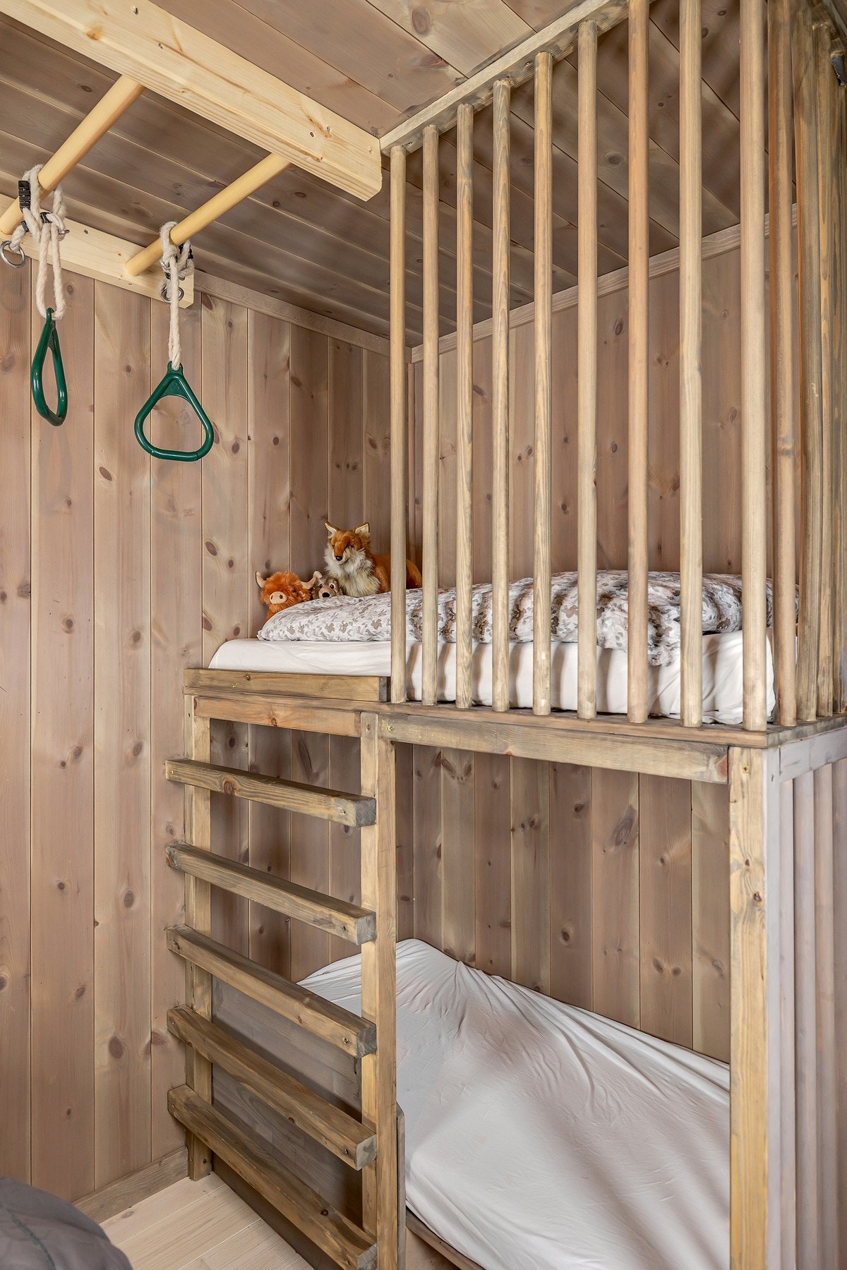 Selvbygd køyeseng gir to ekstra sengeplasser for de små. Galleribilde