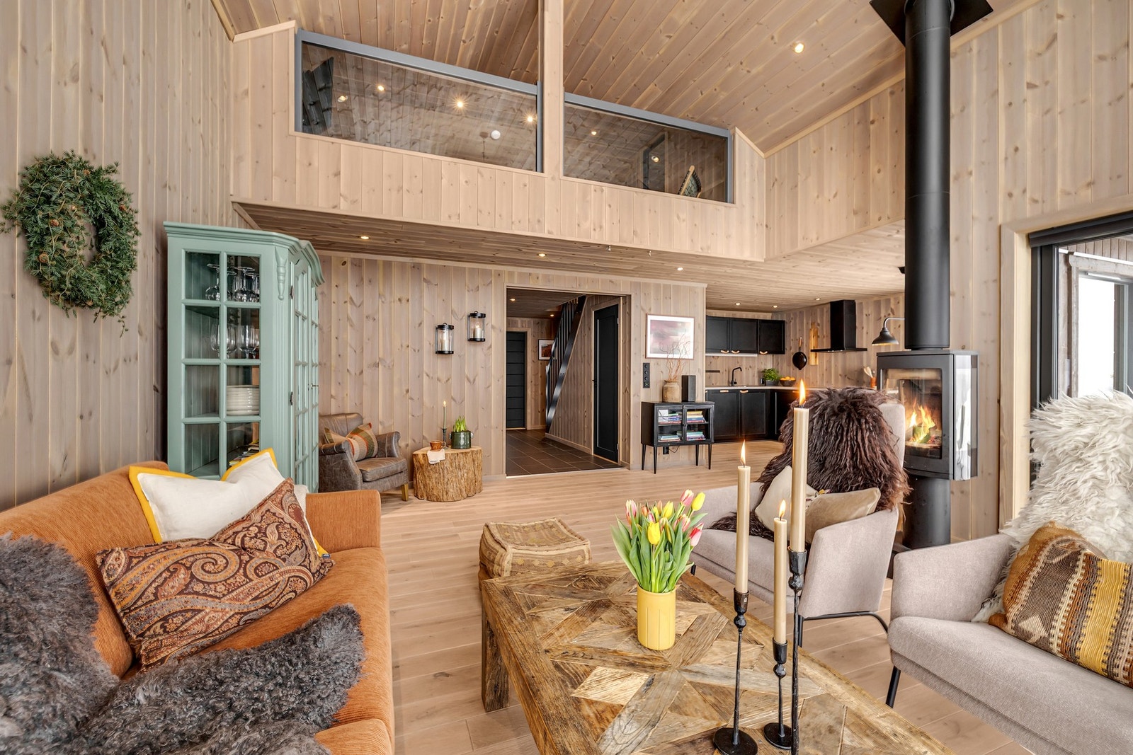 Her er det god plass til å etablere flere soner etter ønske og behov - både sofagruppe og spiseplass. Galleribilde