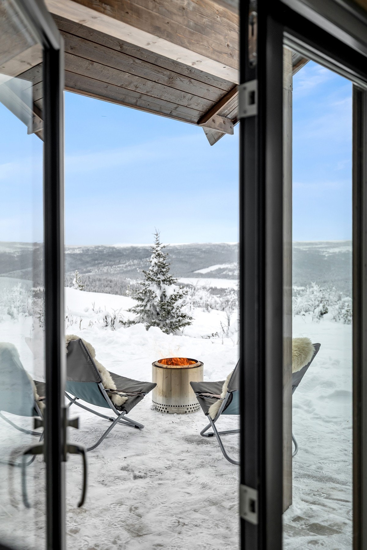 Fra stuen er det direkte utgang til en solrik terrasse med flott utsikt, noe som gir en sømløs overgang mellom inne- og uteliv. Galleribilde
