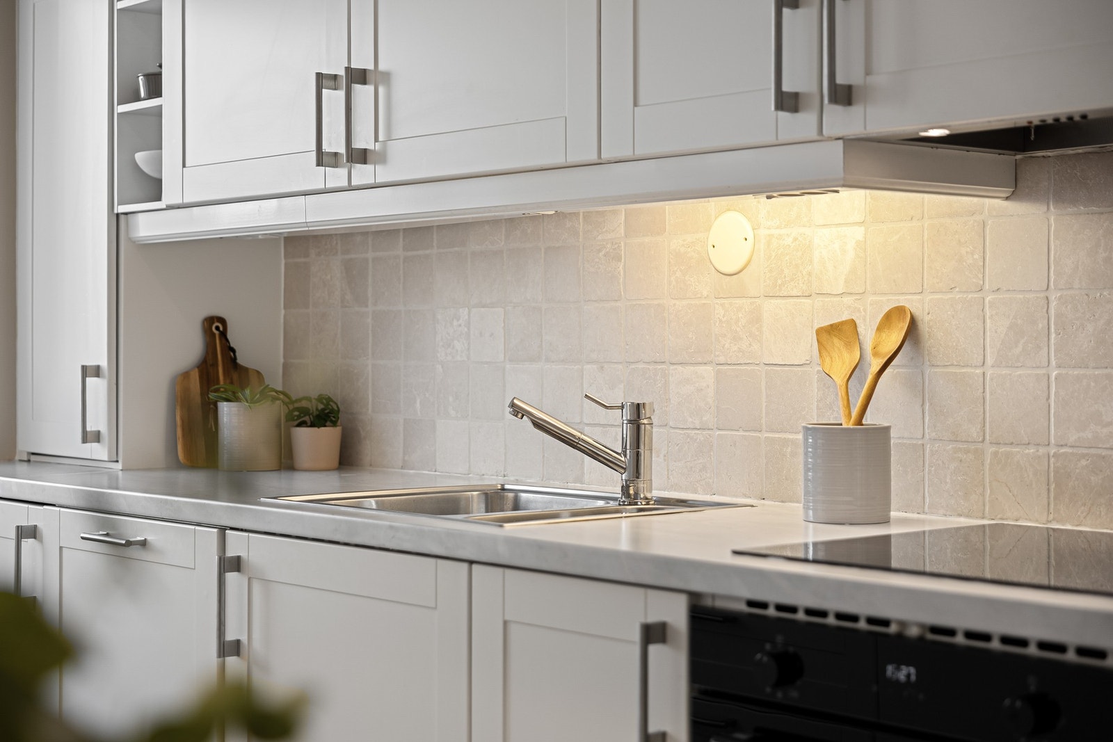 Integrerte hvitevarer består av komfyr, oppvaskmaskin og varmtvannsbereder. Galleribilde