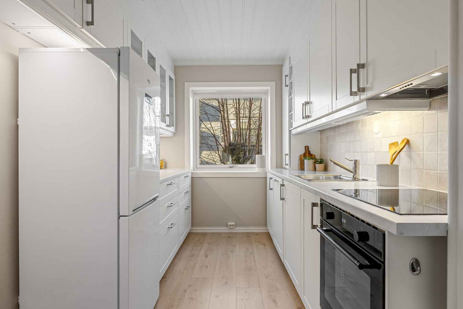 Pent kjøkken på 9 kvm med god skap- og benkeplass. Galleribilde