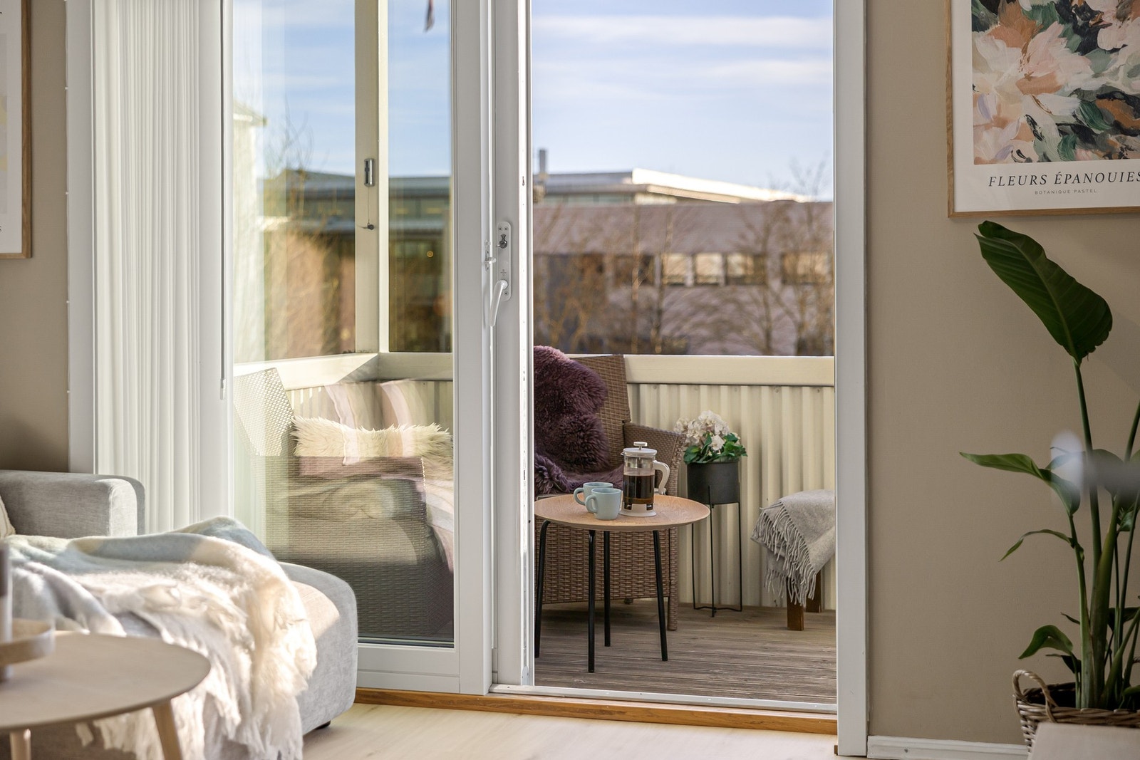 Fra stuen er det direkte utgang til balkong. Vinduer og verandadør er av nyere dato. Galleribilde