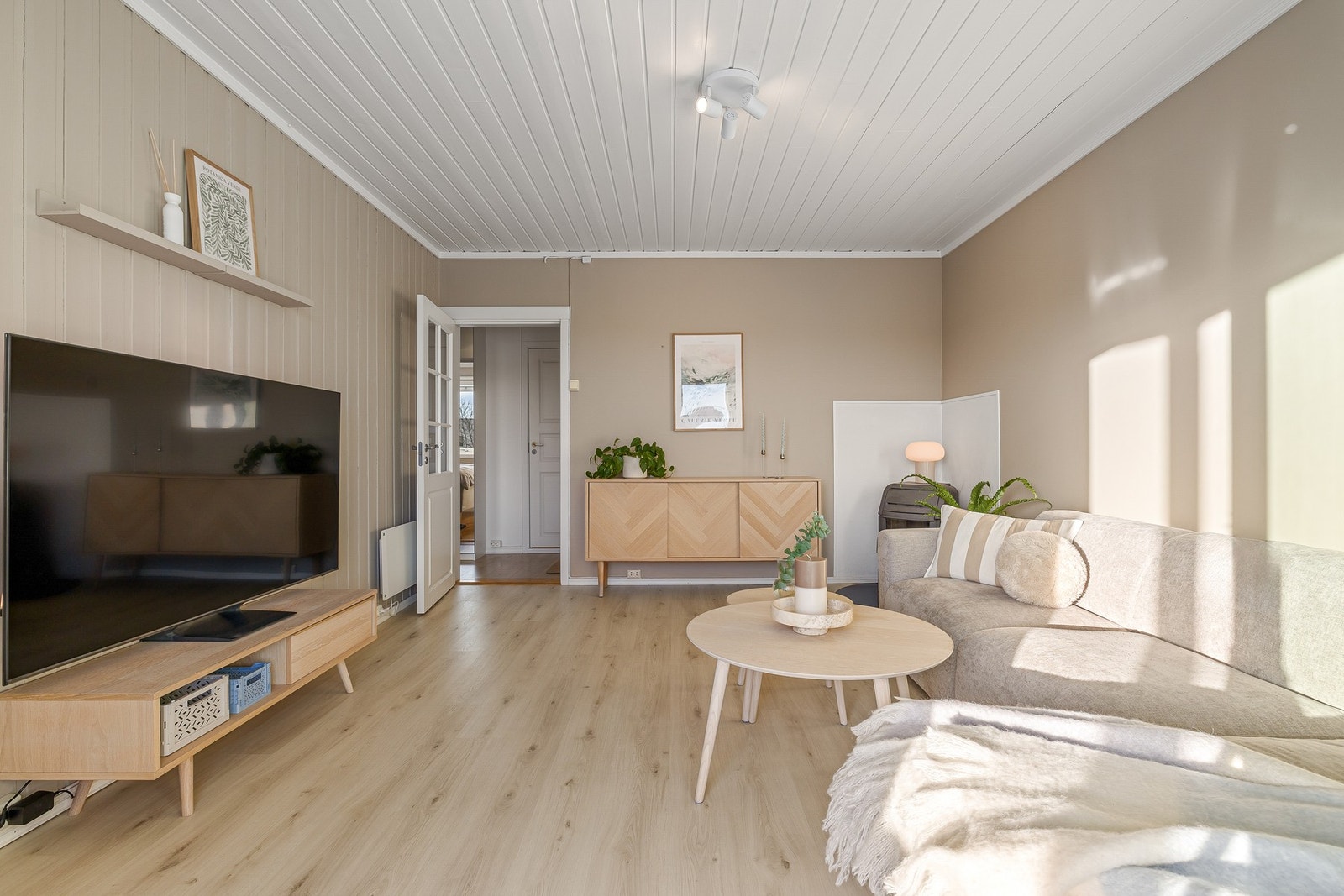 Stuen har laminat på gulv, malt panel på vegger og i himling. Galleribilde