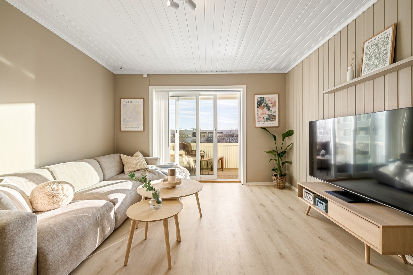 Romslig stue på 16 kvm med moderne fargevalg. Galleribilde