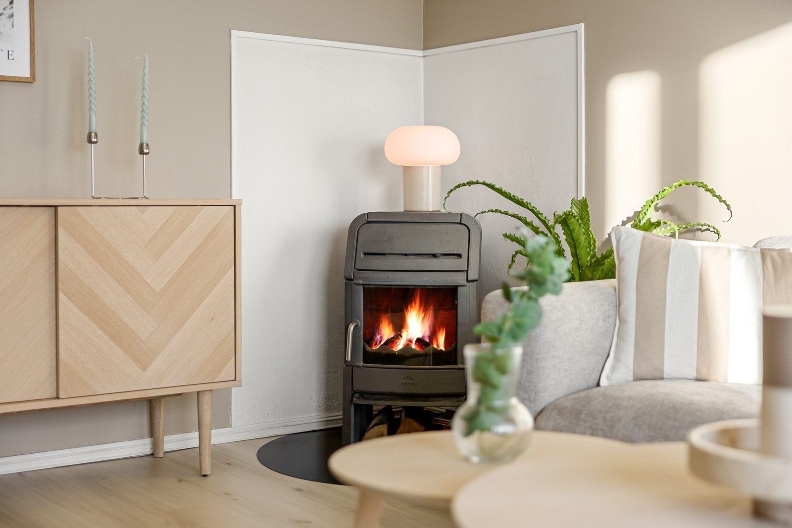 Leiligheten varmes opp av en hyggelig peis. Galleribilde