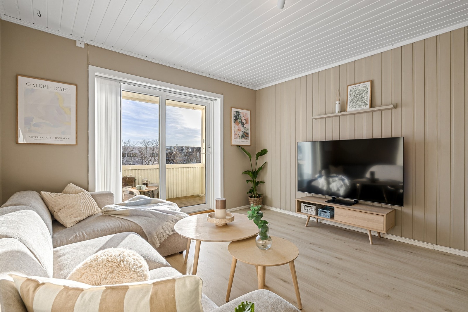 Stuen har store vindusflater som gir rikelig med naturlig lysinnslipp. Galleribilde