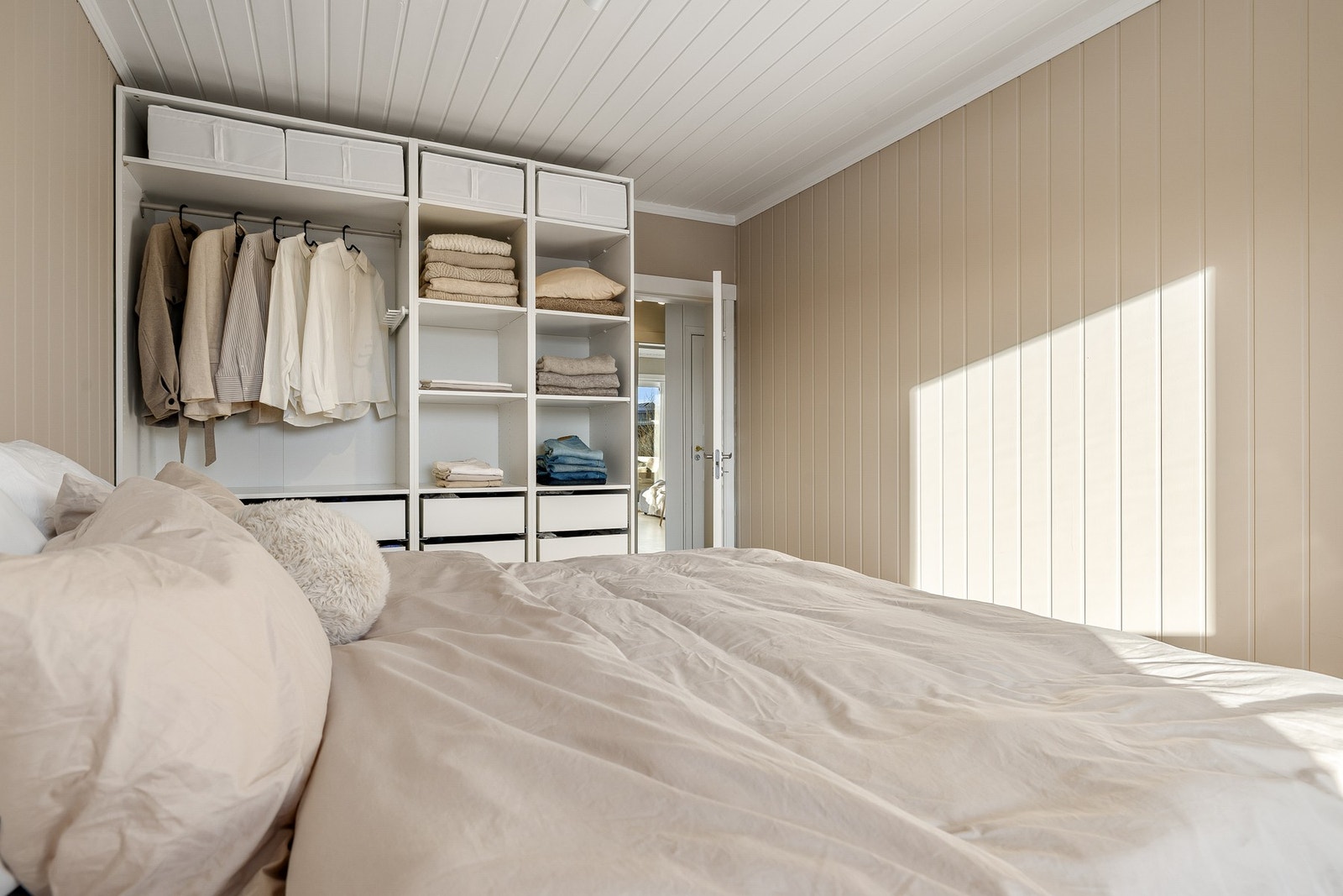 På soverommet er det god plass til dobbeltseng og oppbevaring i garderobeskap. Galleribilde