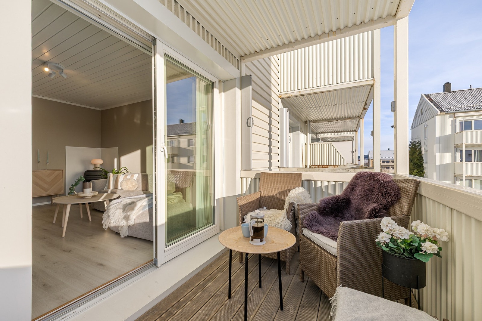 På balkongen er det god plass til sittegruppe, samt tak over som begrenser snø. Galleribilde