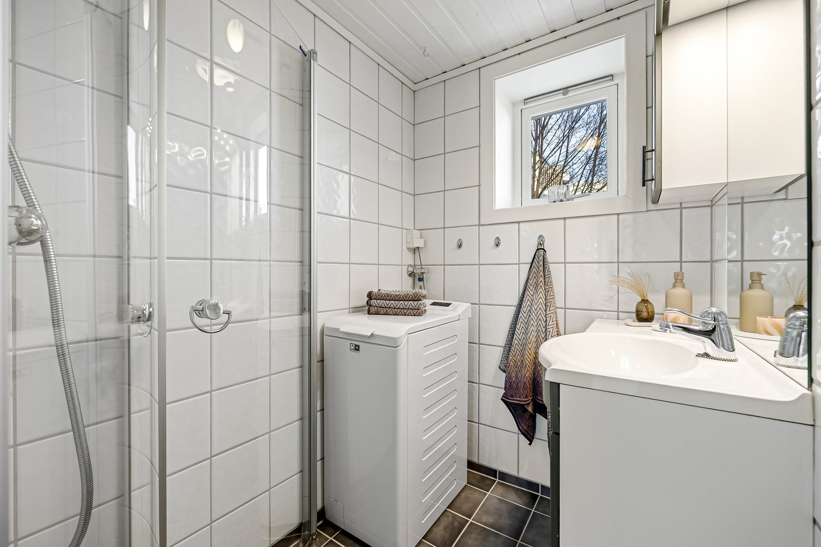 På badet er det opplegg for vaskemaskin. Galleribilde