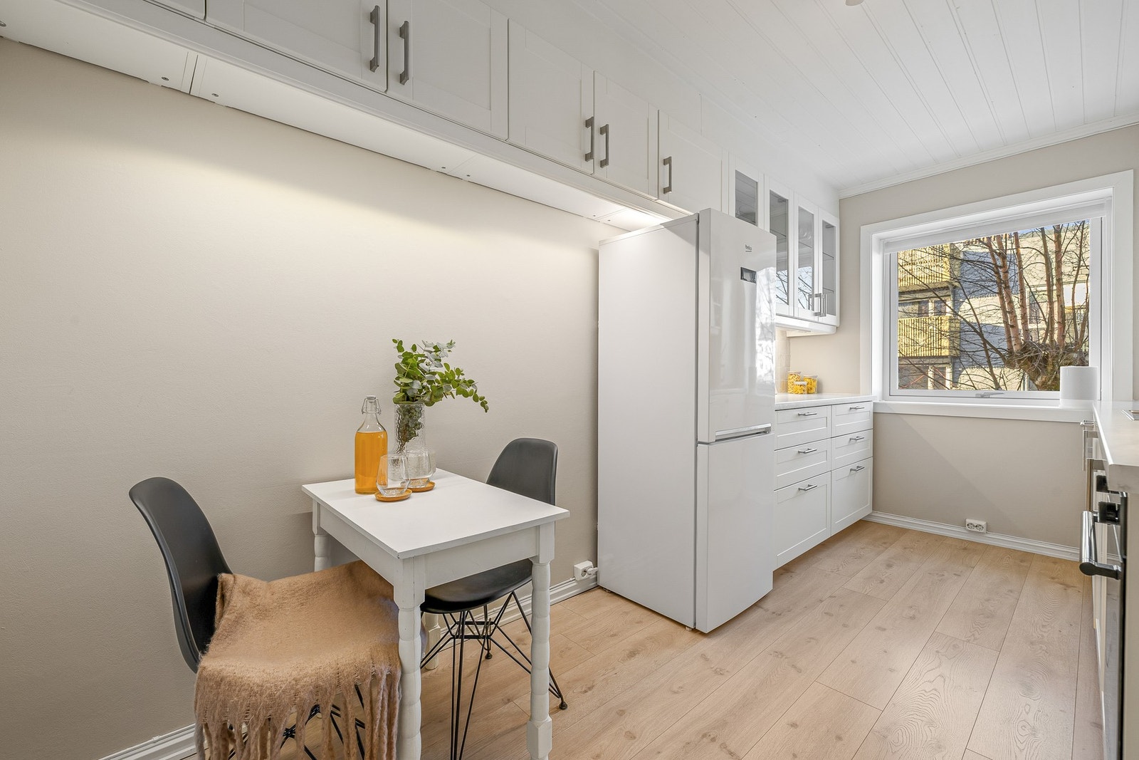 På kjøkkenet er det god plass til et hyggelig frokostbord. Galleribilde