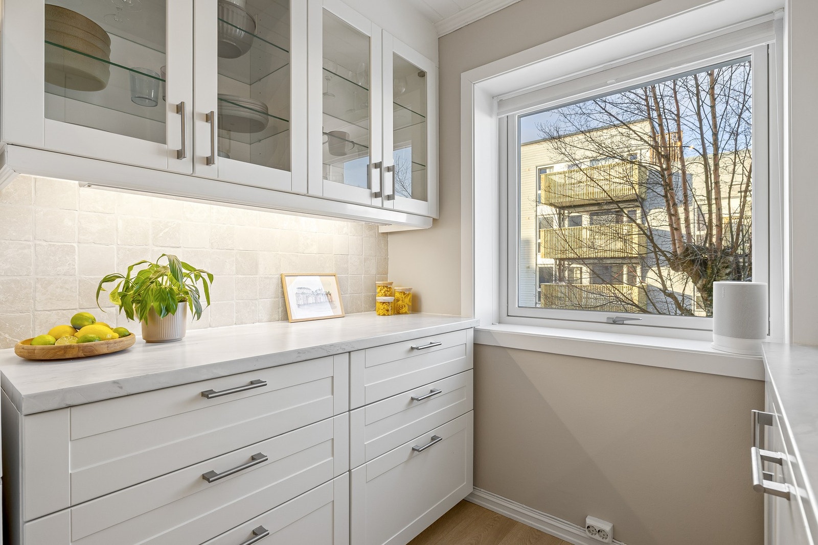 Kjøkkenet ble oppgradert i 2014 og er innredet med glatte fronter og benkeplate er av laminat. Galleribilde