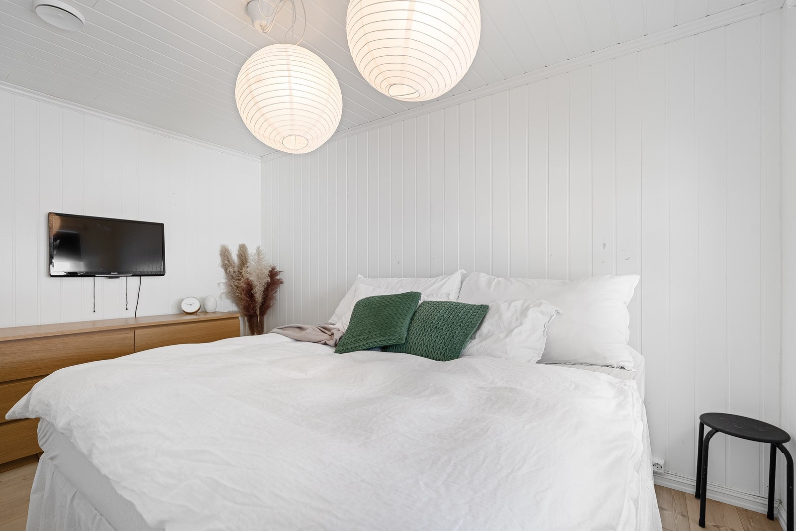 Soverom 1 - Lyst og innbydende hovedsoverom med plass til dobbeltseng og god garderobeplass Galleribilde