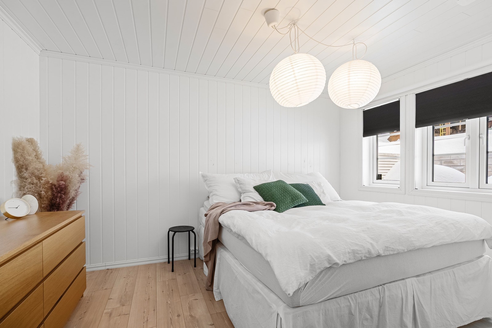 Soverom 1 - Vindusflater som slipper inn rikelig med dagslys Galleribilde