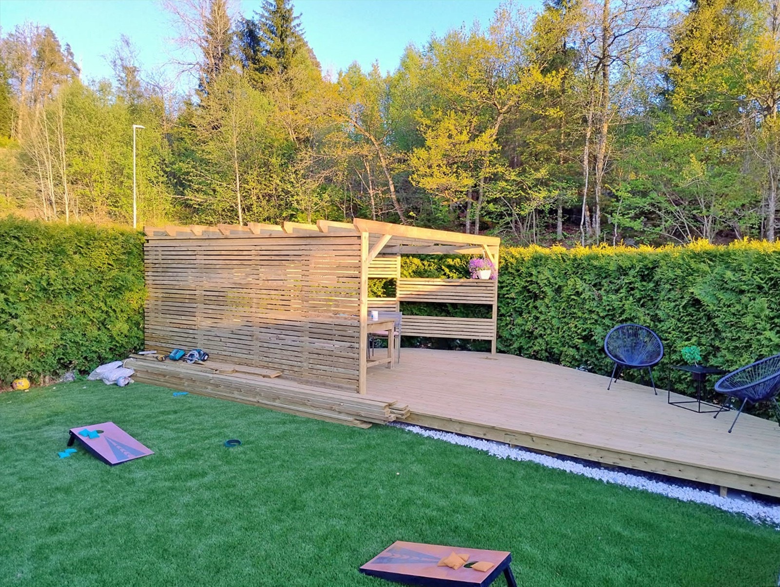 Uteområde med hage og pergola Galleribilde