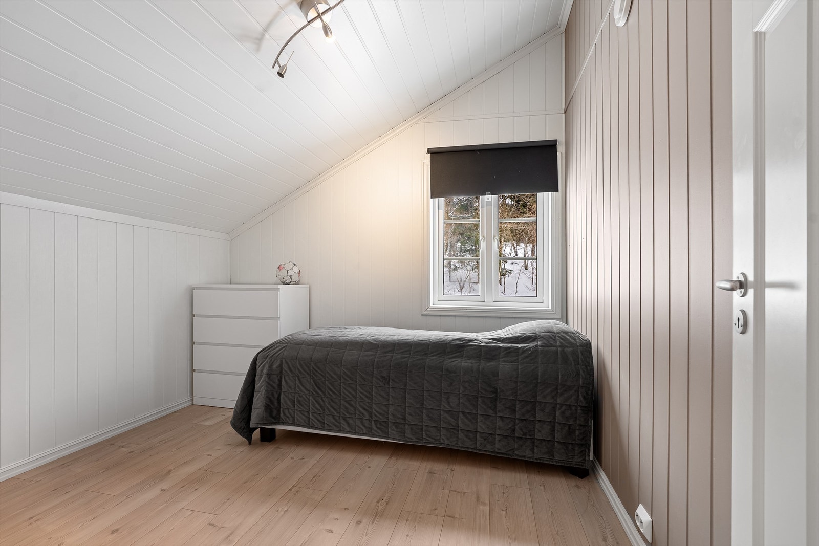 Soverom 3 - Soverom med skråtak. Plass til seng, tilhørende møblement og garderobeløsning Galleribilde