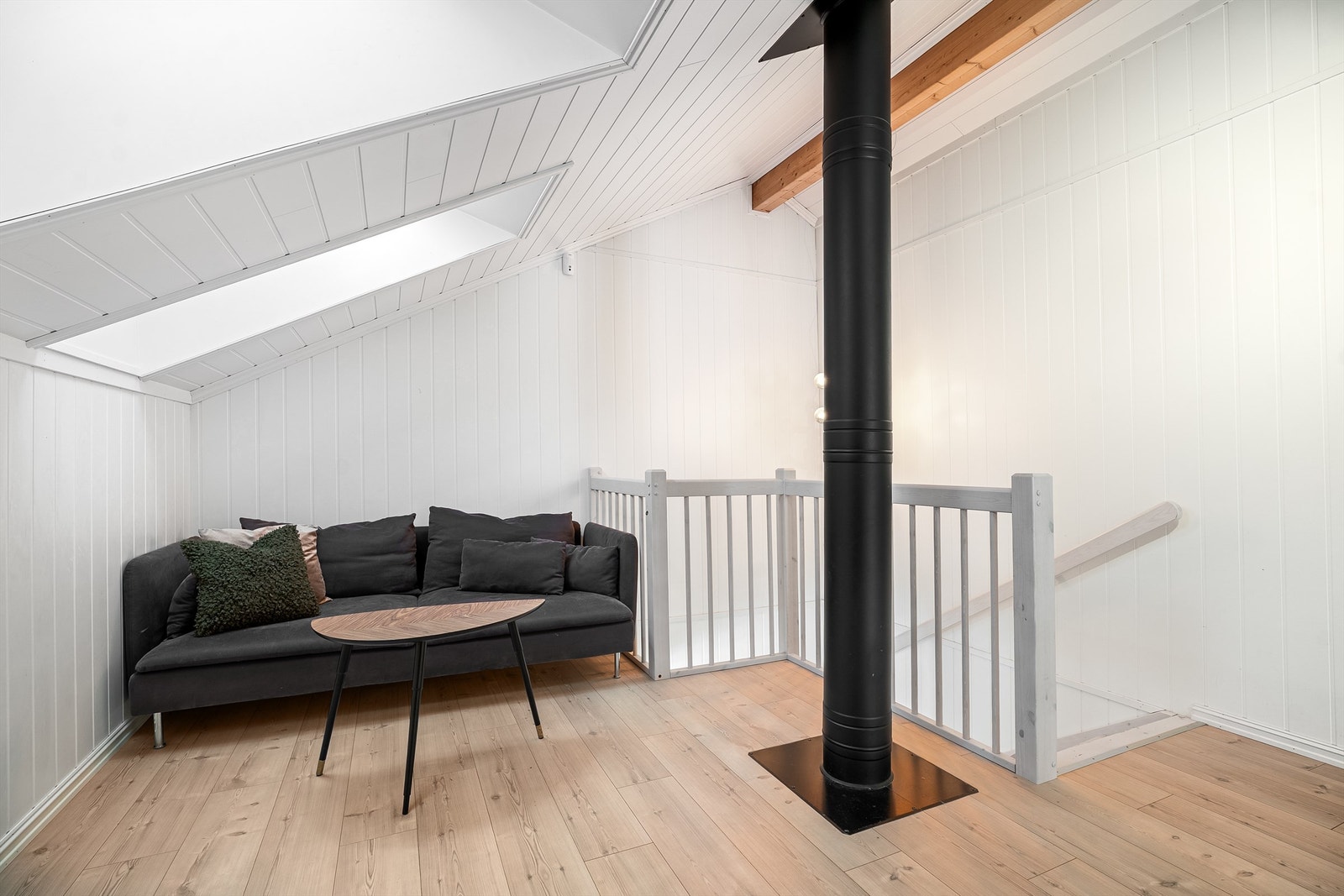 Trivelig loftstue med koselig sofakrok ved trappeåpningen - et lunt sted for avslapping, TV-titting eller lesestund Galleribilde
