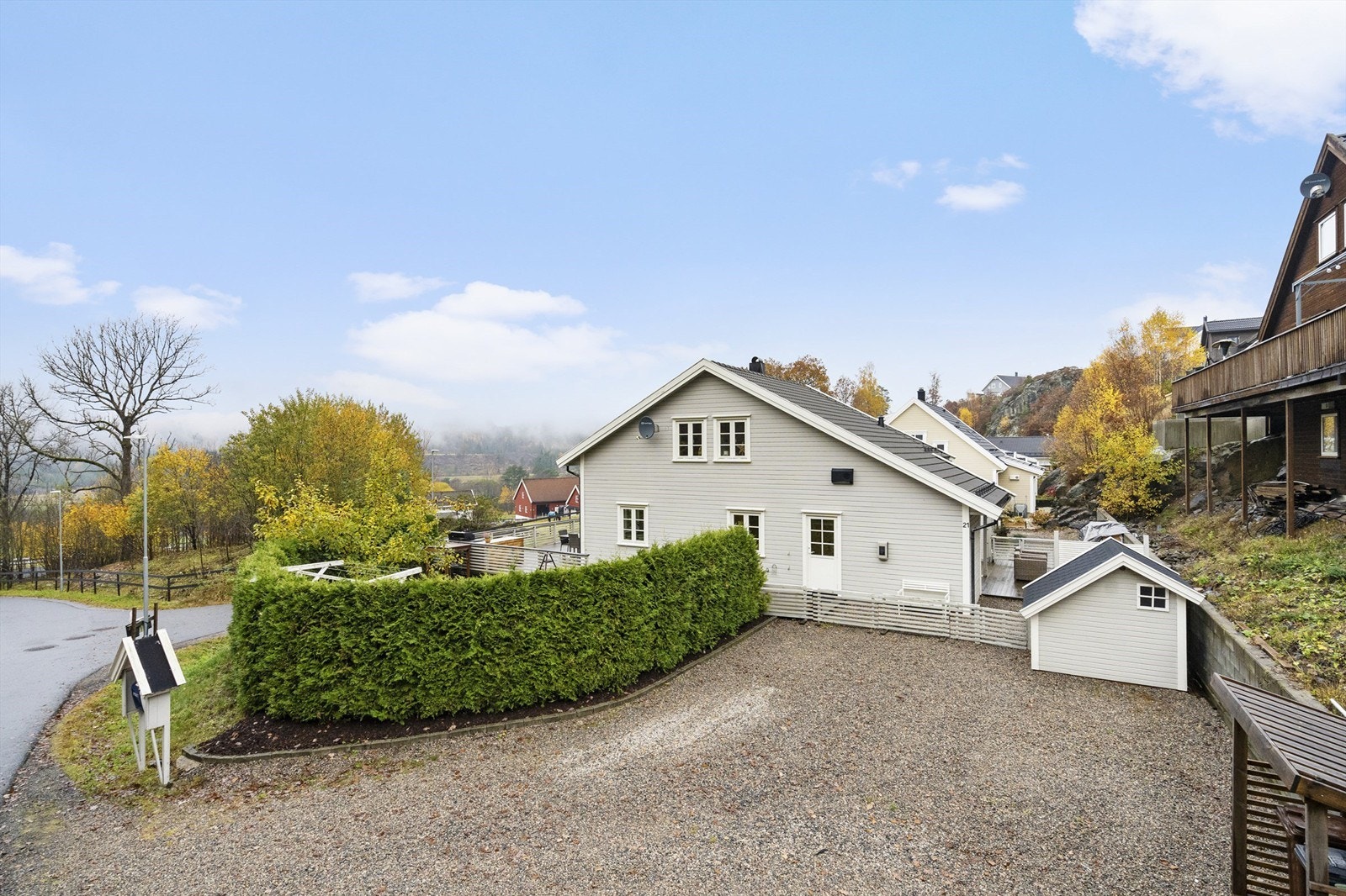 Fasade, godt med biloppstillingsplasser Galleribilde