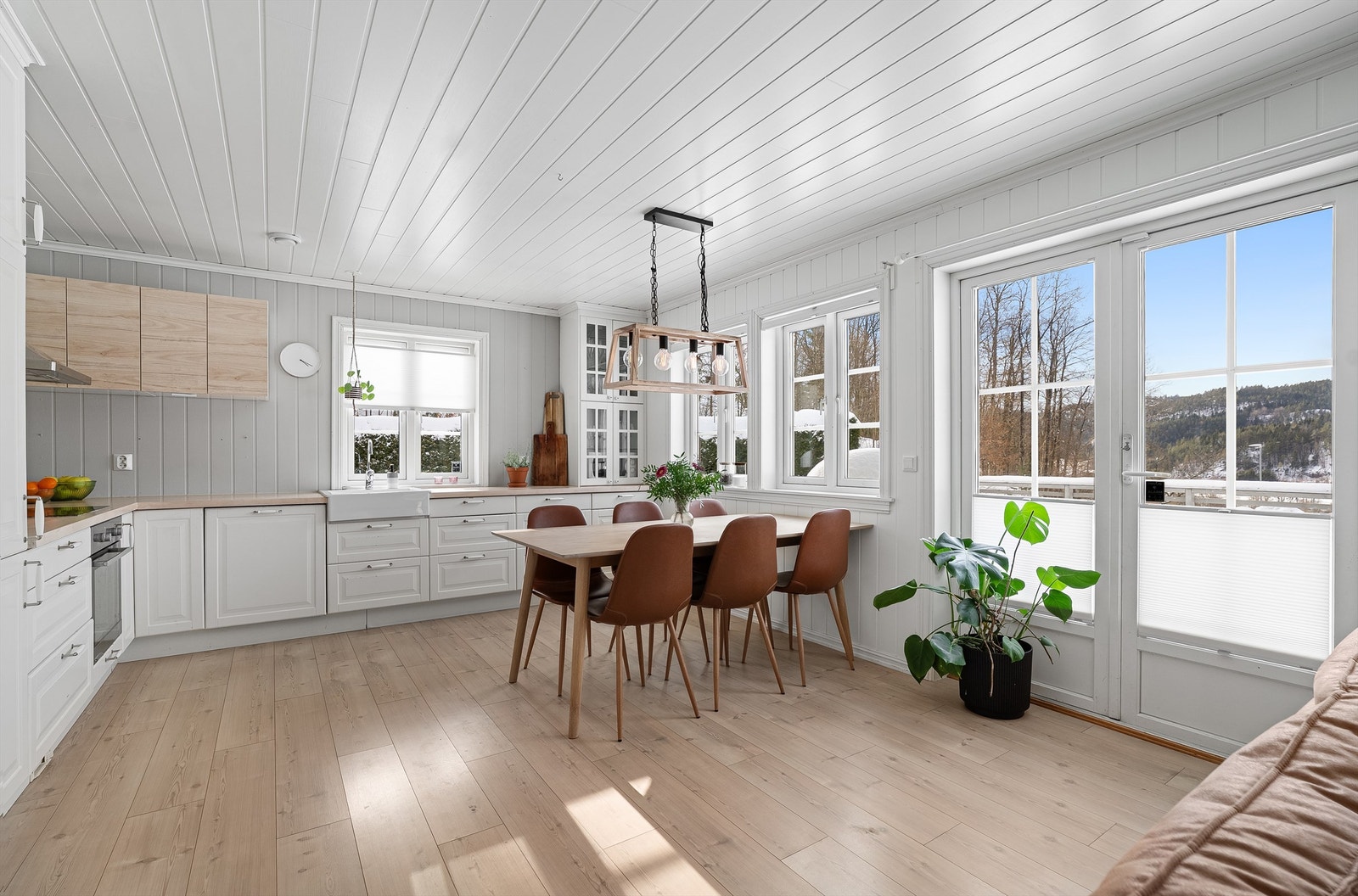 Flott og lys åpen stue-/kjøkkenløsning Galleribilde