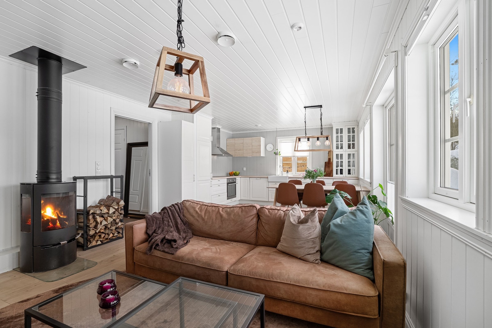 Åpen stue-/kjøkkenløsning med vindusflater som slipper inn godt med dagslys Galleribilde