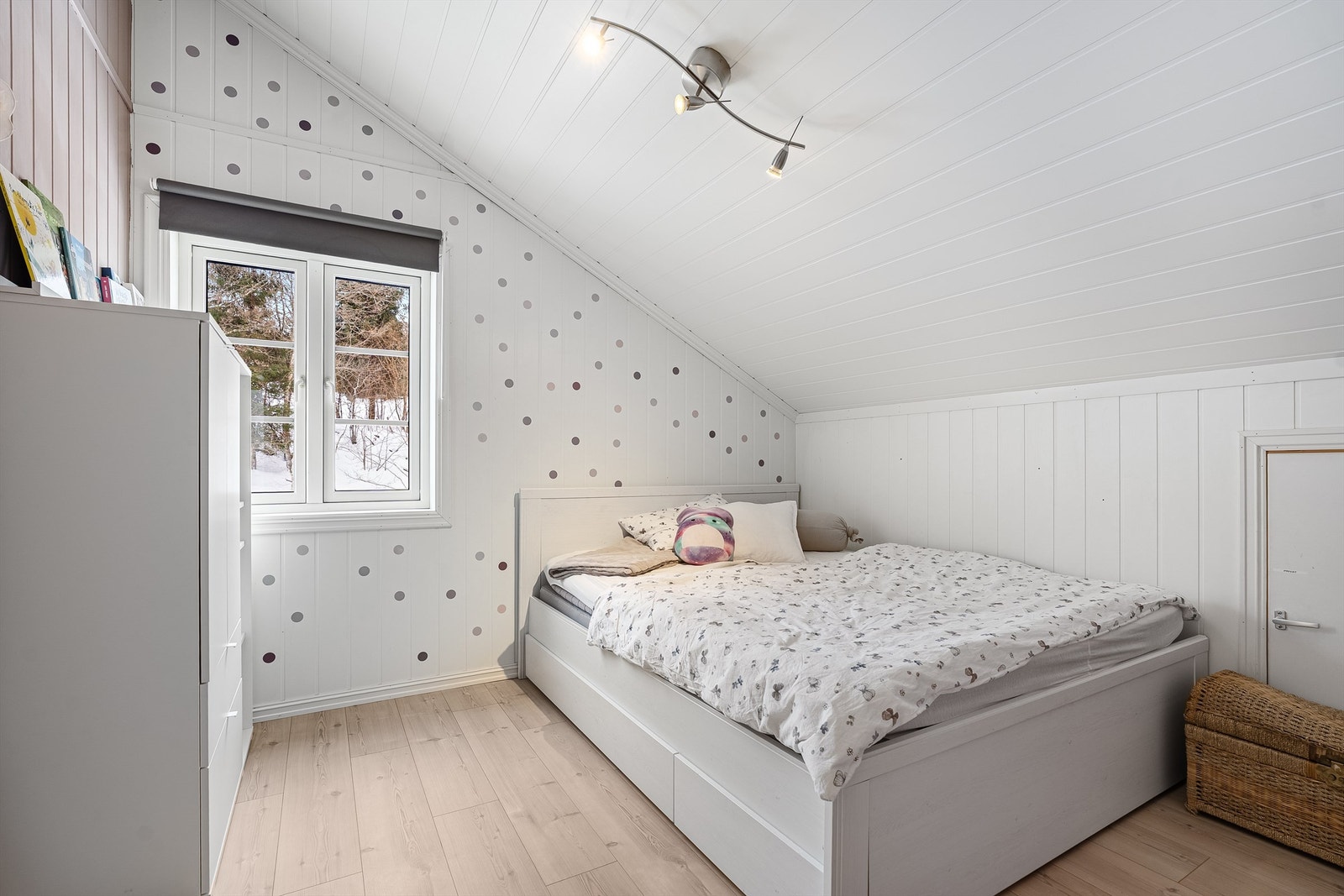 Soverom 4 - Koselig soverom med skråtak. Plass til seng, kommode eller skrivepult m.m. Galleribilde