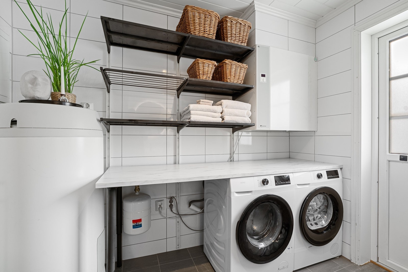 Bad - God plass til både vaskemaskin og tørketrommel, samt godt med benk- og oppbevaringsplass Galleribilde