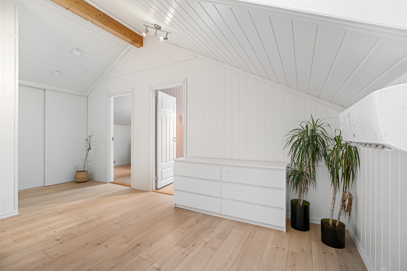 Lys og romslig loftstue, perfekt for ekstra oppholdsrom, lekeområde eller hjemmekontor Galleribilde