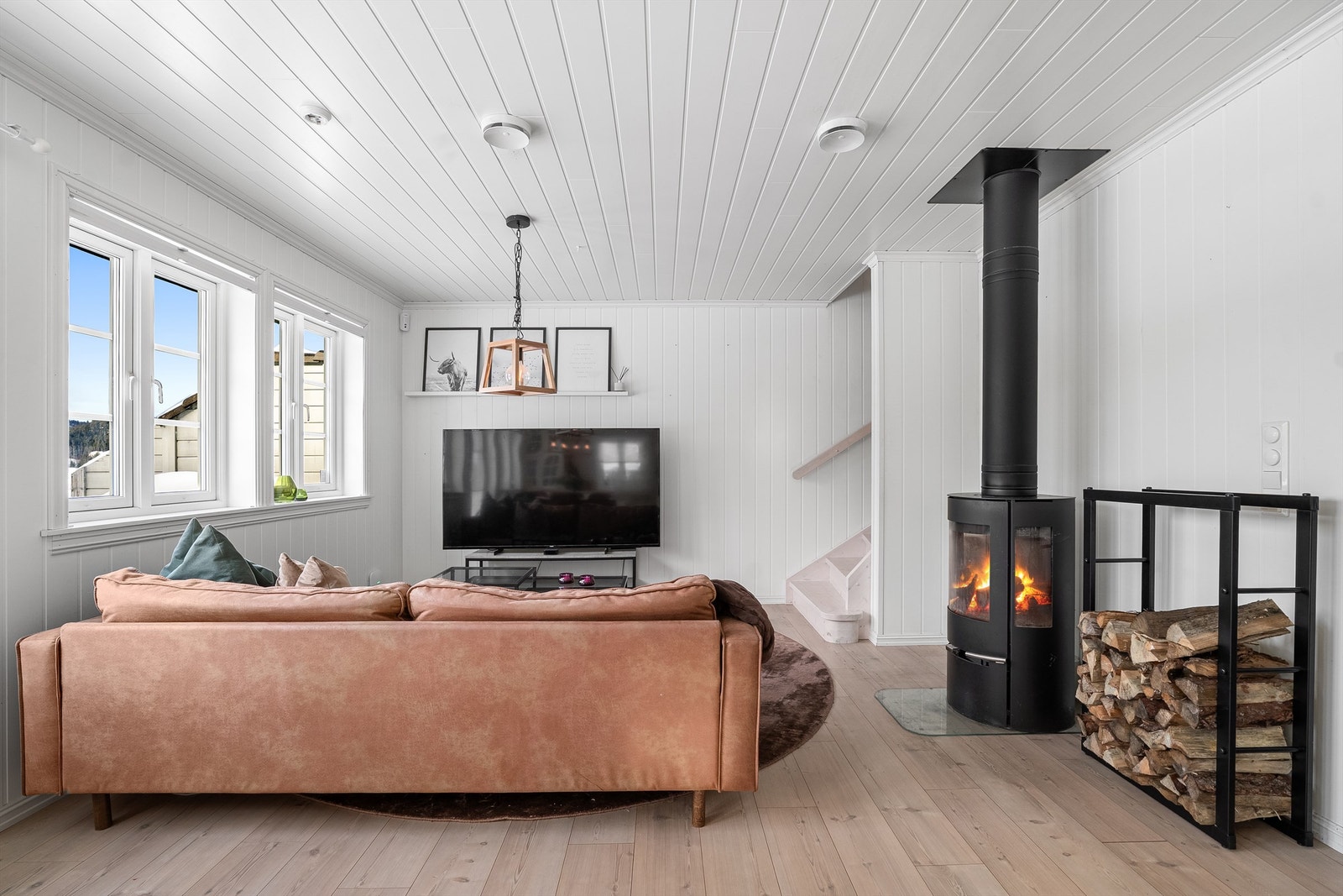 Lys og trivelig stue med vedovn og god plass til sofagruppe Galleribilde