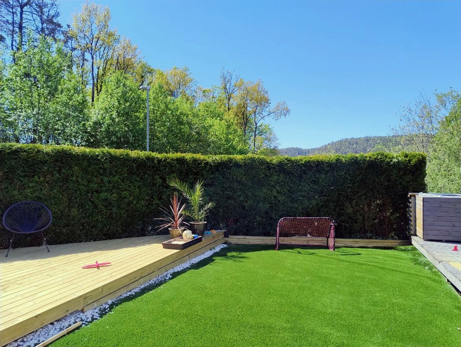 Uteområde (sett fra sandkassen fra tidligere bilde, som nå er fjernet) Galleribilde