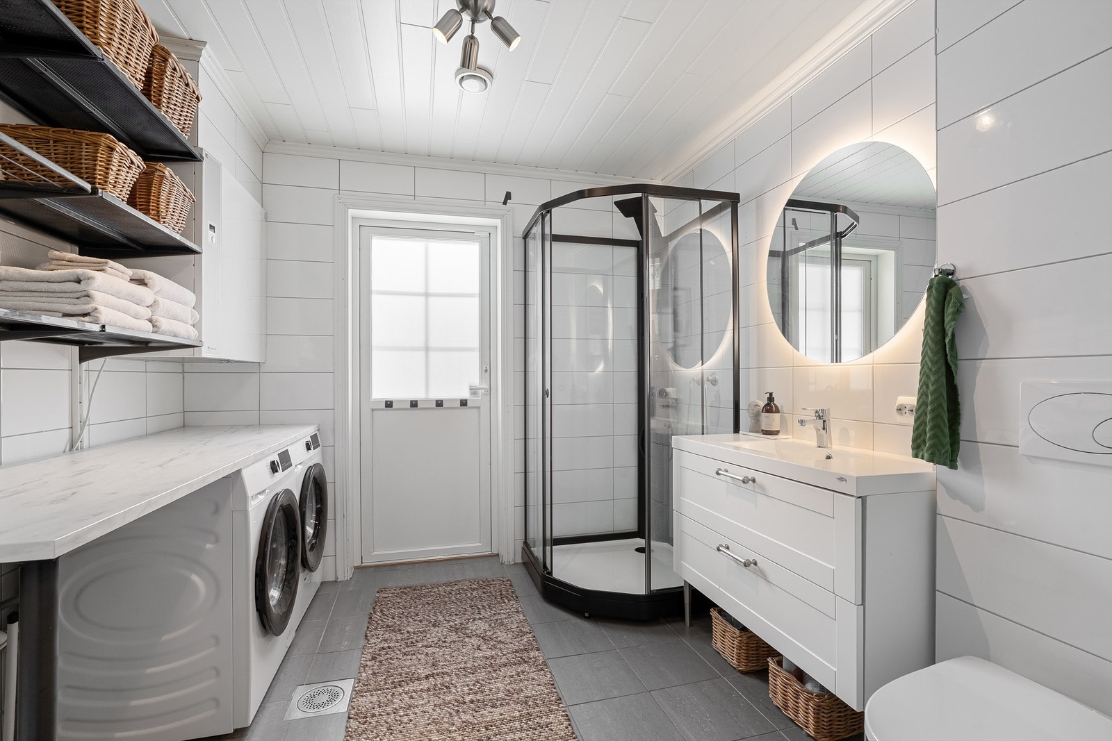 Stort og delikat bad/vaskerom med baderomsinnredning fra IKEA, døren fører ut til gårdsplass/hage Galleribilde