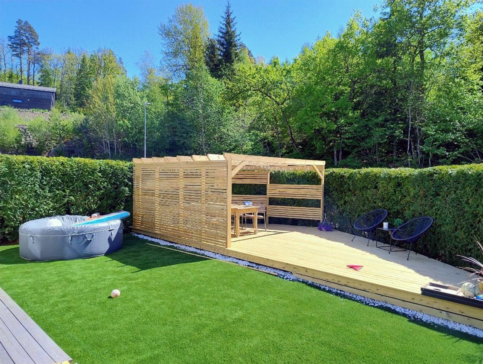 Uteplass med gressplen og pergola Galleribilde