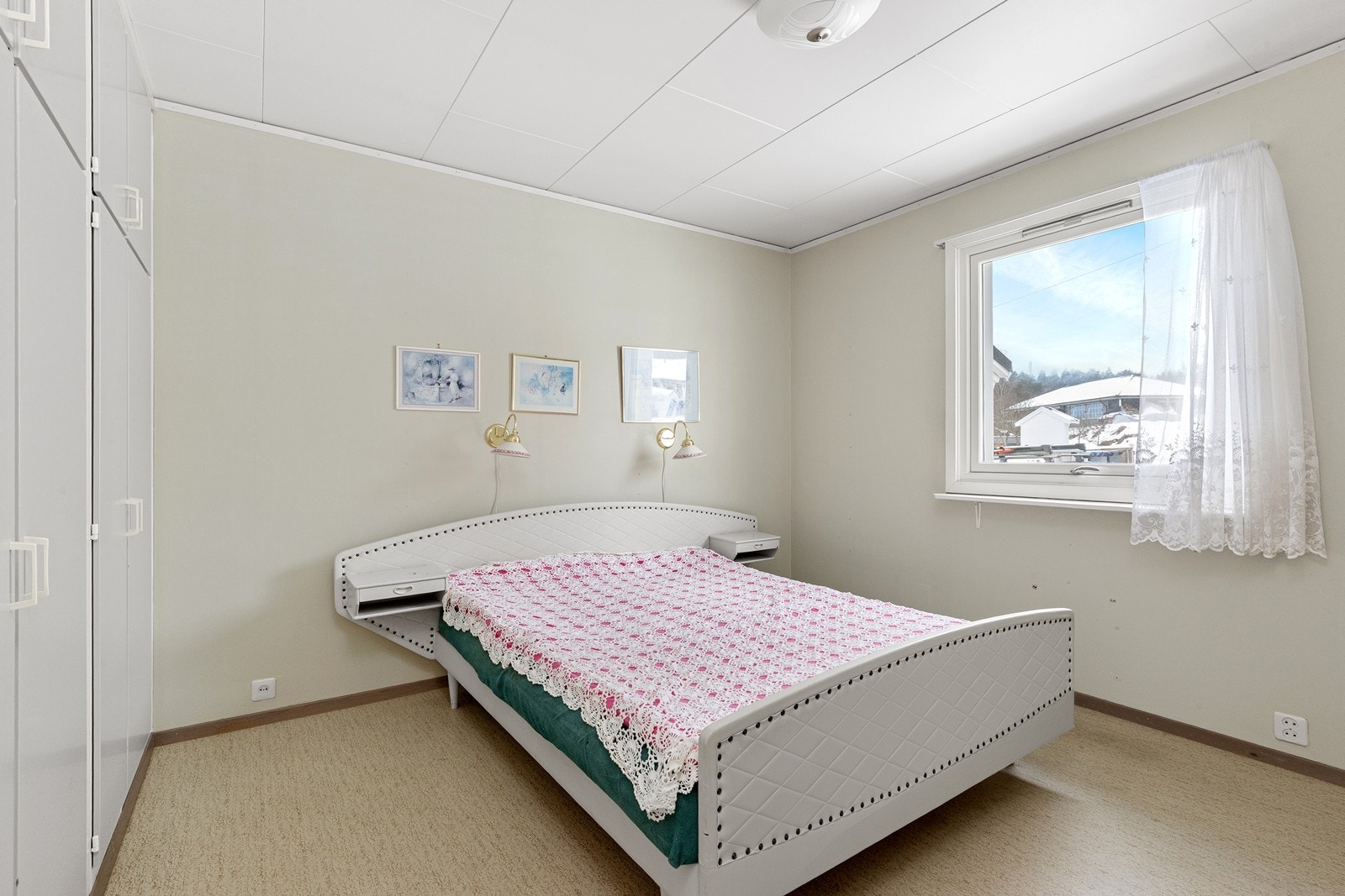 Soverom med garderobeskap. Galleribilde