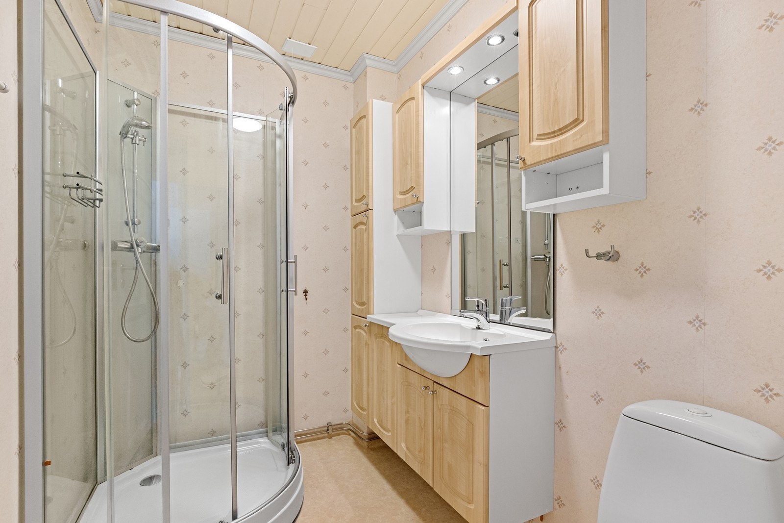 Badet er innredet med nedfelt servant, toalett og dusjkabinett. Galleribilde