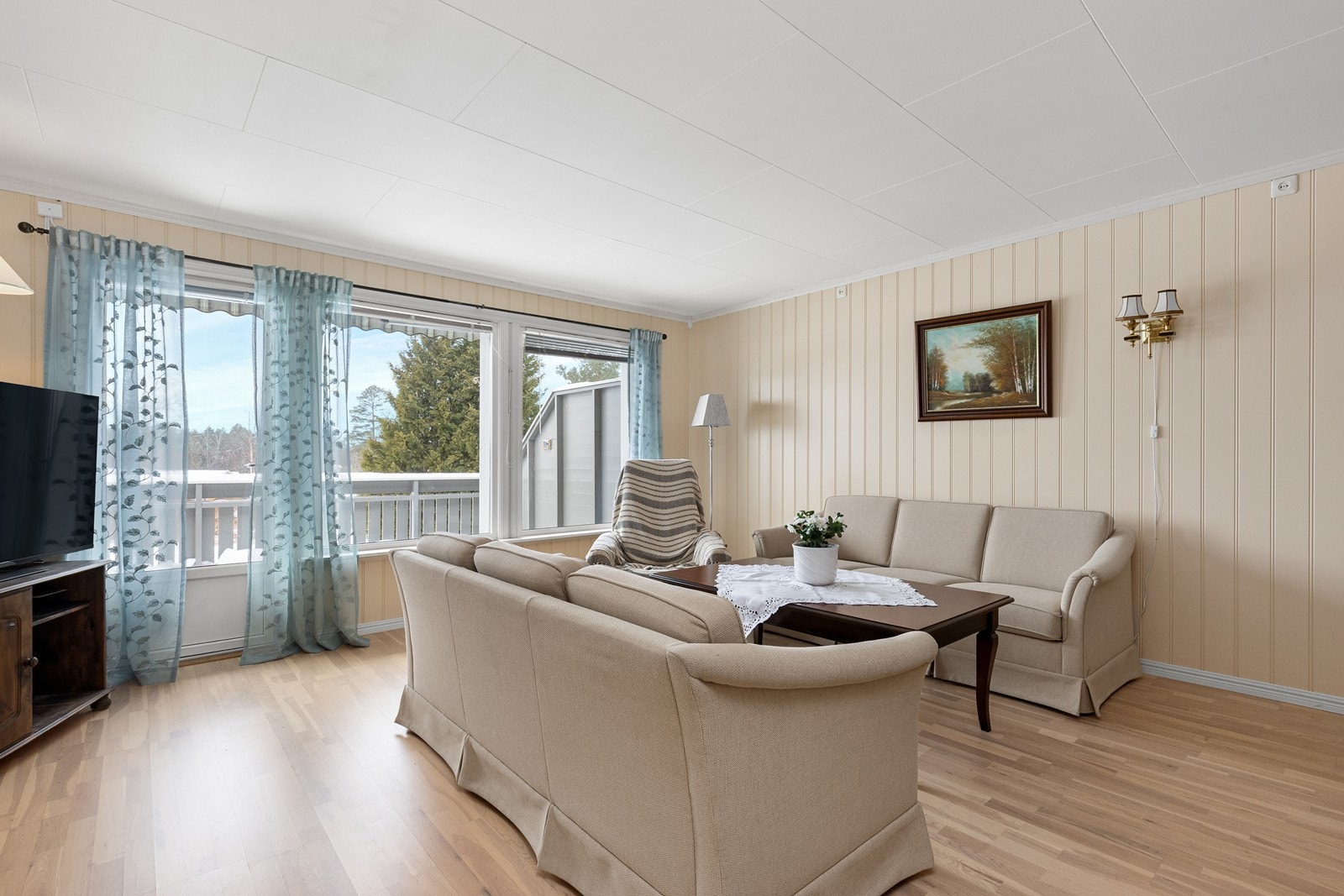 Store vinduer og utgang til terrassen. Galleribilde