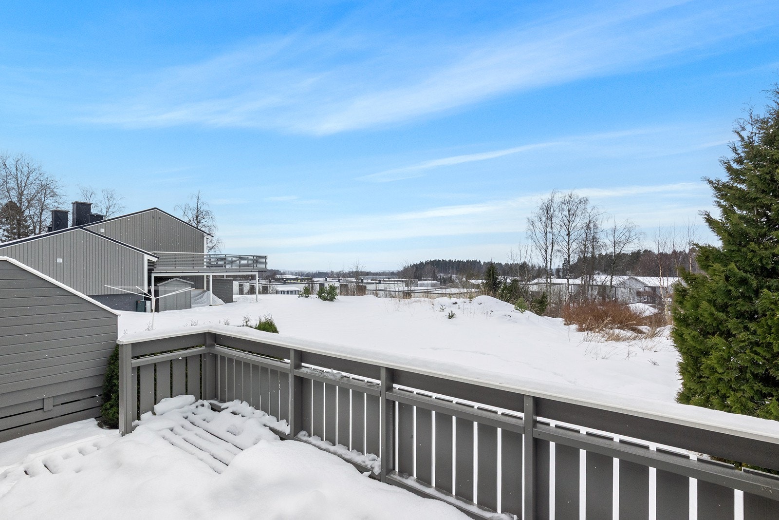 Romslig og solrik terrasse som er skjermet og med noe utsikt. Galleribilde