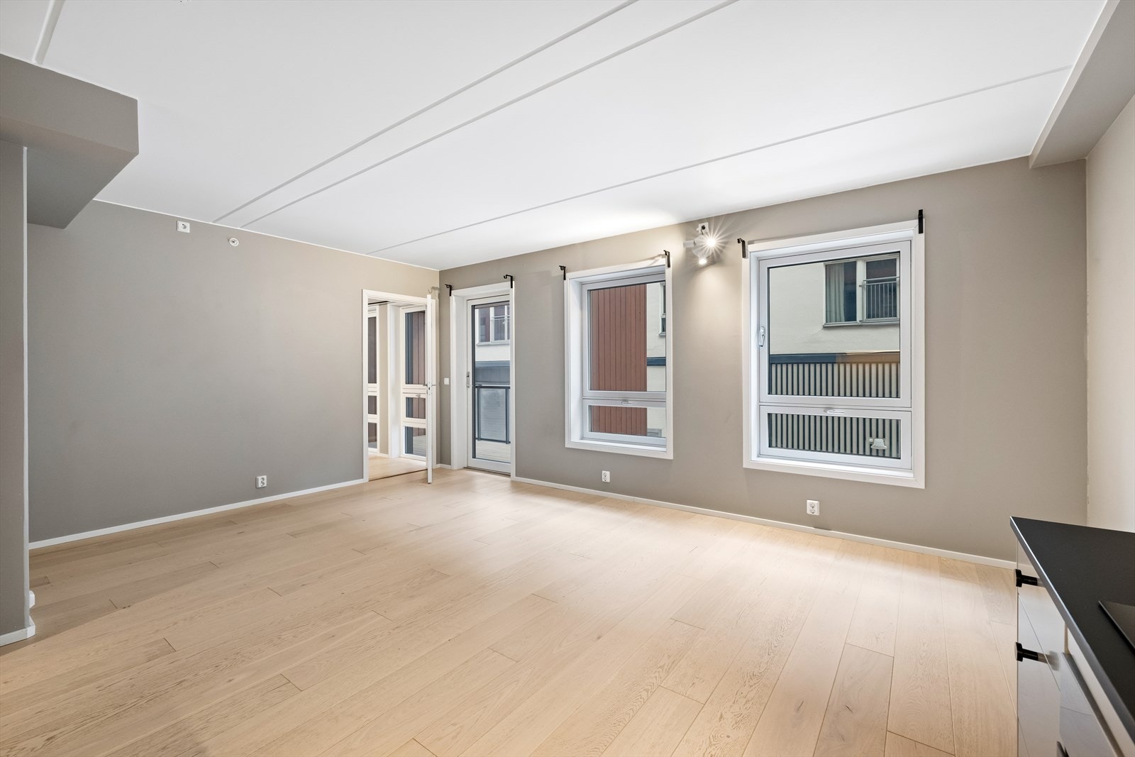 Store vindusflater gir rikelig med naturlig lys og skaper en behagelig romfølelse Galleribilde