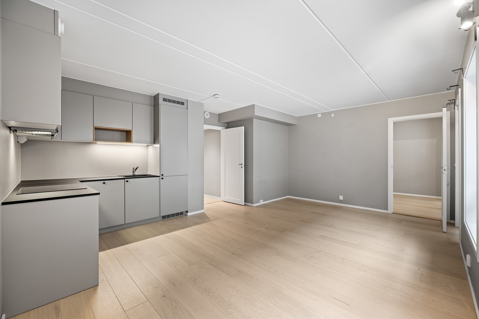 Stuen er luftig og byr på fleksible møbleringsmuligheter Galleribilde