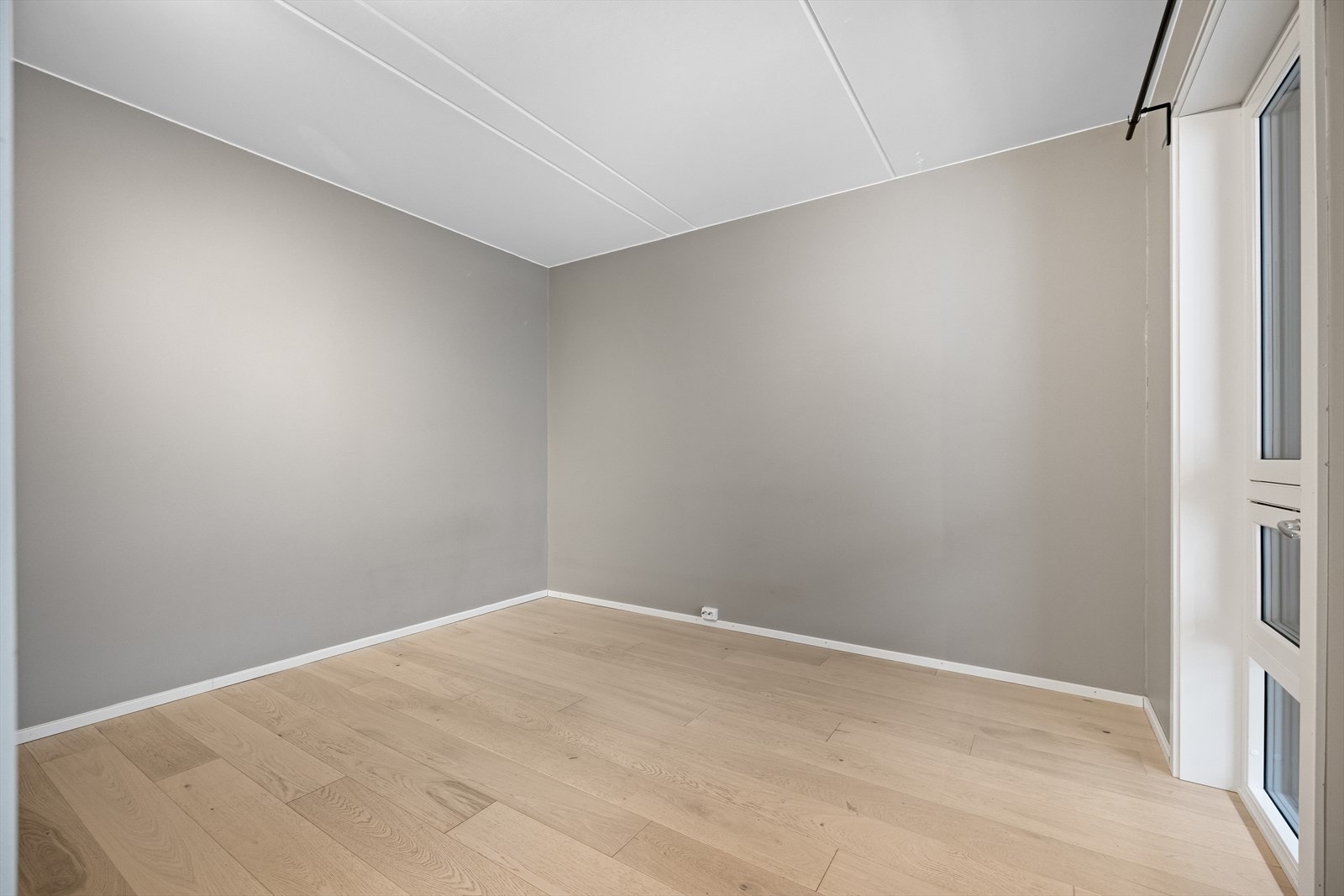 Soverom 1 har god plass til dobbeltseng og garderobeløsning Galleribilde