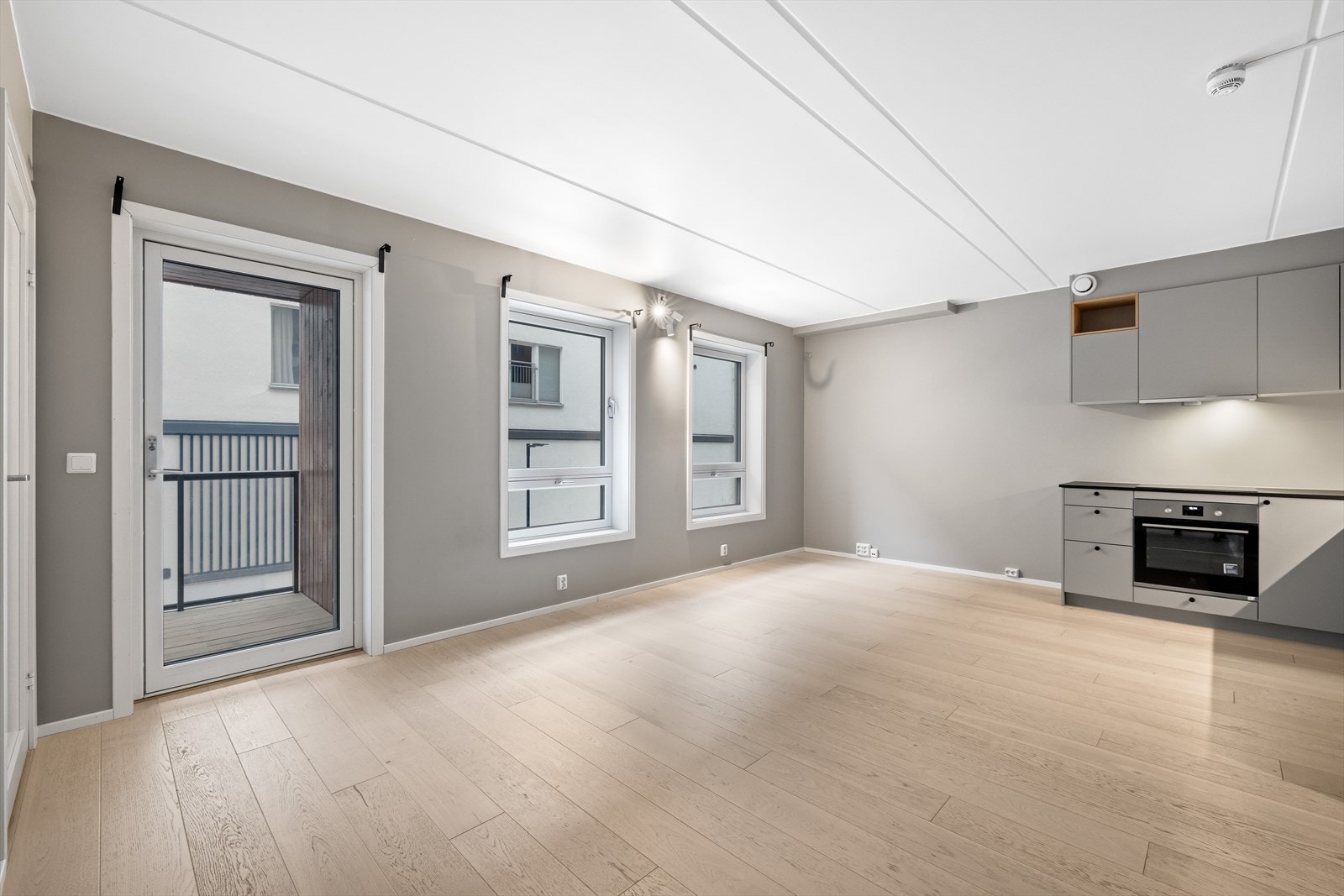 Gjennomgående 1-stavs eikeparkett med regulerbar vannbåren gulvvarme Galleribilde