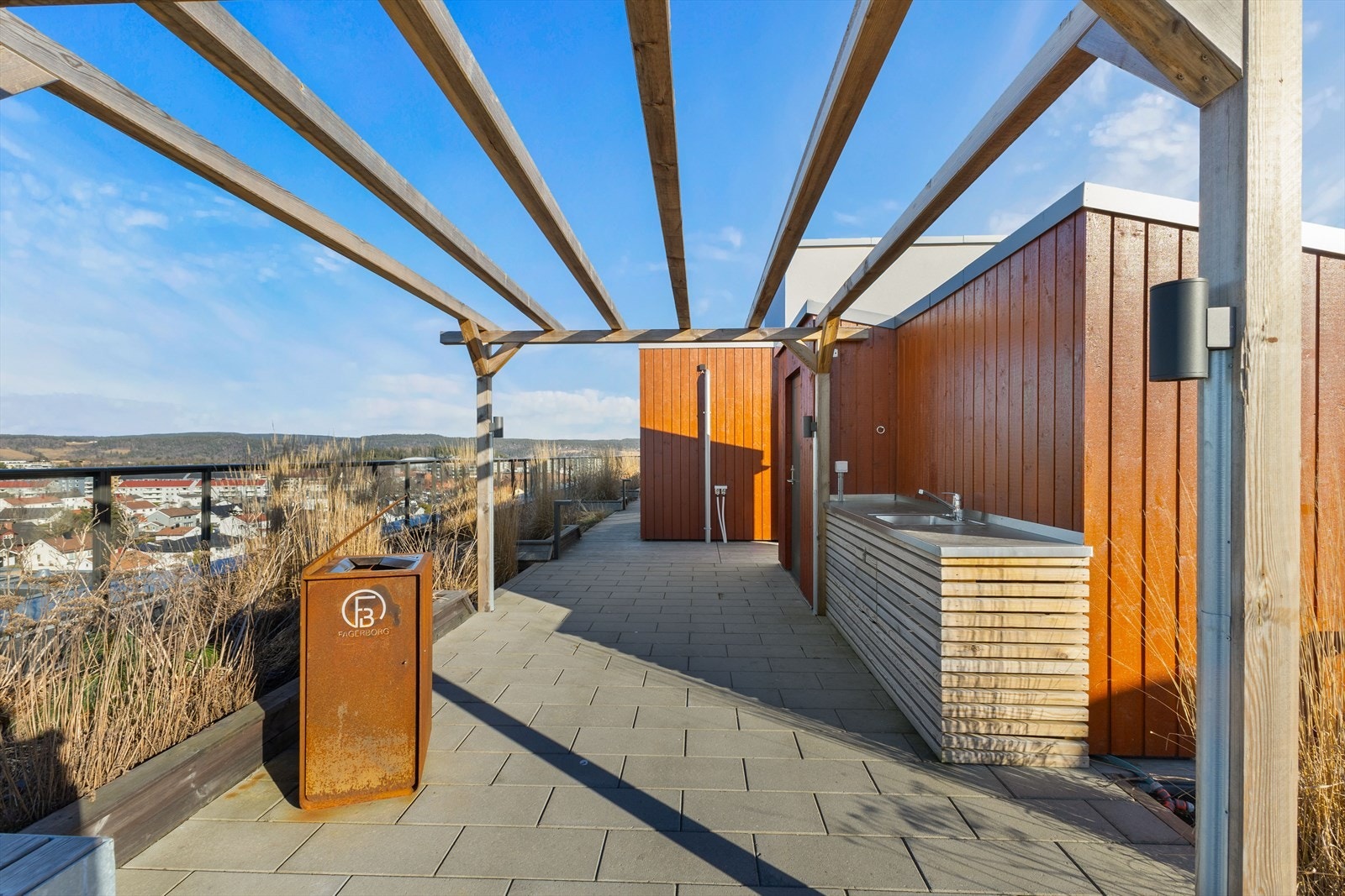 Her på felles takterrasse kan du nyte solen i sommerhalvåret Galleribilde